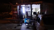 Malatya'da kontrolden çıkan otomobil konteyner dükkana daldı