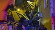 Beyoğlu'nda 5 katlı metruk bina çöktü!