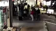 Kocaeli'de anne ve kızına sokak ortasında kalabalık grup saldırdı