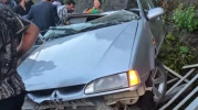Artvin'de kontrolden çıkan otomobil istinat duvarına çarptı