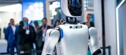 Gözü dönmüş insansı robot canlı yayında mühendisine tekme savurdu