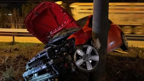 Eskişehir’de otomobil refüje çarptı: Sürücü ağır yaralandı