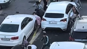 Bu sefer kavga sokakta değil, adliye önünde: O anlar kamerada