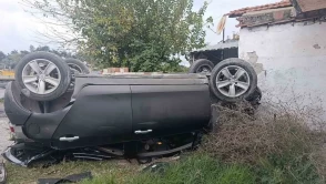 Kontrolden çıkan otomobil evin duvarına çarparak durdu