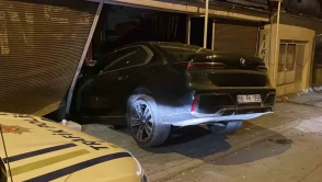 Fren yerine gaza basan sürücü markete daldı!