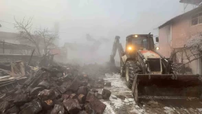 Kütahya'da sabaha karşı çıkan yangın iki katlı evi yok etti