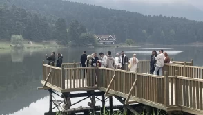 Gölcük Tabiat Parkı’nda sonbahar güzelliği tatilcileri büyüledi