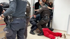 Oğul annesinin sevgilisini bıçakladı, anne polis memurunu tokatladı