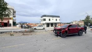 Datça’da trafik kazası: Kontrolden çıkan otomobil ağaçları ve direği kökünden söktü!