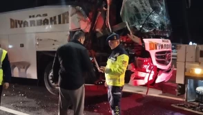 Yolcu otobüse tıra çarptı: 10 yaralı!