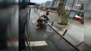 Küçükçekmece'de İETT otobüsünden inen yolcuya motosiklet çarptı: O anlar kamerada