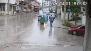 Çöpe atacaktı, canını zor kurtardı: Cep telefonu bataryası alev aldı