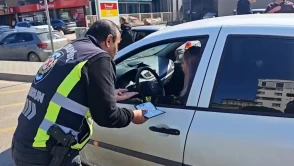 Korsan taksici yakalandı, suçu yolculara attı