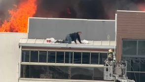 Bursa'da 8 katlı sitede can pazarı! Yangında mahsur kalan vatandaş böyle kurtarıldı