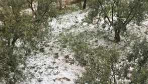 Manisa'da sağanak ve dolu hayatı olumsuz etkiledi: Otomobil sürüklendi, dereler taştı!