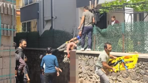 Aksaray'da çatıdan düşen işçinin sırtına demir korkuluk saplandı!