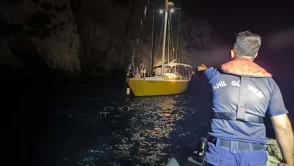 Kuşadası açıklarında sürüklenen teknedeki 2 kişi kurtarıldı