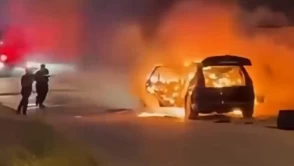 Muş’ta seyir halindeyken alev alan otomobil kullanılamaz hâle geldi