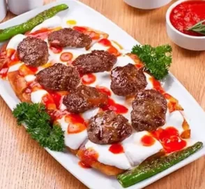 Etin, yoğurdun ve pidenin buluştuğu Balaban Kebabı tarifi