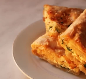 Maden sulu ve soslu en pratik peynirli börek tarifi