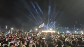 Suriyeliler Esad rejiminin devrilmesinin 1’inci yıl dönümünü Emevi Meydanı’nda kutladı