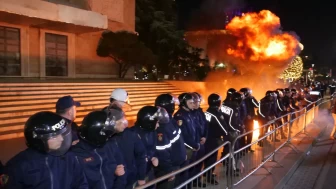 Arnavutluk’ta hükümet karşıtı protesto: Başbakanlık binasına molotof atıldı