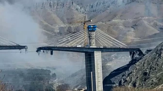İran'da bakanlık duyurdu: Hasar gören bütün yollar onarıldı
