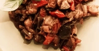 Sofralarınızı şenlendirecek zeytinyağlı patlıcan tarifi