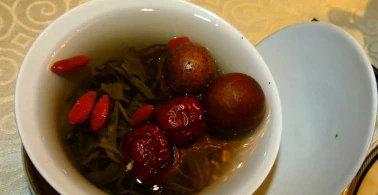 Çin’de kışın herkes bu çayla şifa buluyor!