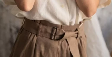 Kahverengi pantolon nasıl kombinlenir?