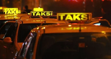 Taksicinin yaptığı polisin gözünden kaçmadı: Turisti kazıklayan şoföre ceza yağdı!
