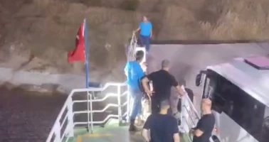 Elazığ'da fırtına feribot seferini etkiledi! İskeleye yanaşmakta güçlük çekti