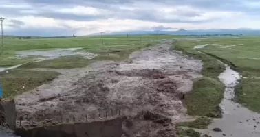 Sel alarmı! Şiddetli yağış yolu ulaşıma kapattı