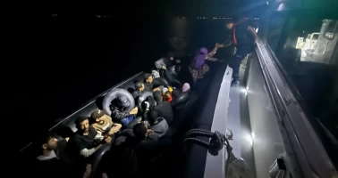 İzmir açıklarında operasyon: 93 düzensiz göçmen yakalandı