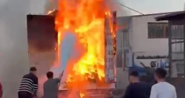 Alevler yükselirken eşyalar iş makinesiyle boşaltıldı
