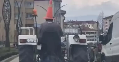 Bolu'da görenleri şaşırtan görüntü! Kafasına trafik dubası takıp traktör sürdü