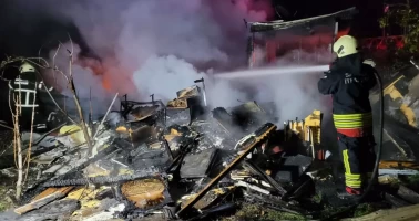 Samsun’da ahşap ev alevlere teslim oldu