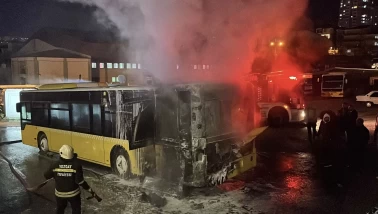 Yozgat'ta park halindeki halk otobüsü alev alev yandı