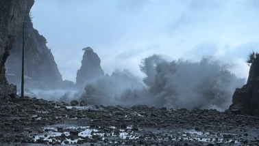 Amasra'da dalga yüksekliği 8 metreye ulaştı, tekneler limana sığındı!