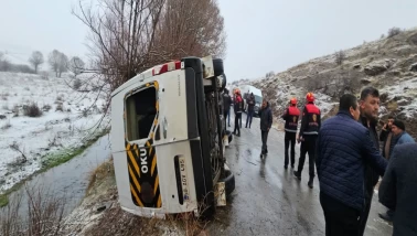Sivas'ta buzlanan yolda öğrenci servisi devrildi: 15 yaralı