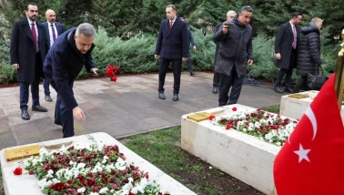 Bakan Fidan, Dışişleri Şehitliği'ni ziyaret etti