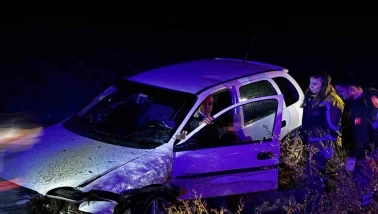 Kontrolden çıkan otomobil tarlaya uçtu