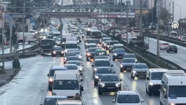 İstanbul’da trafik felç! Yağmurla birlikte hayat durdu, yoğunluk yüzde 90’a dayandı!