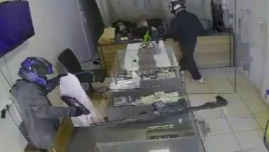 3 dakika yetti! Silahlı 2 hırsız 3 kilogram altın çaldı