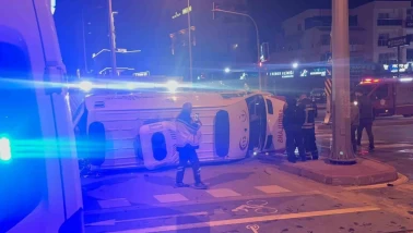 Mersin’de kırmızı ışıkta geçen ambulans kavşakta yan yattı!