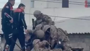 Adana’da "Dedikodu" dehşeti: Eski iş yerini bastı, 4 kişiyi vurup çatıya çıktı!