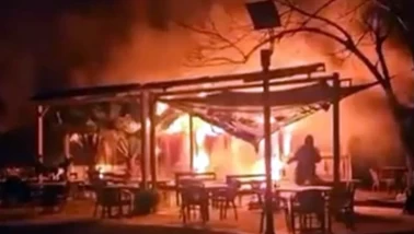 Avcılar’da park içindeki kafede yangın paniği