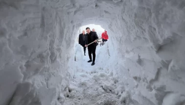Yüksekova'da esnaf dükkanına kardan tünel açarak giriyor!