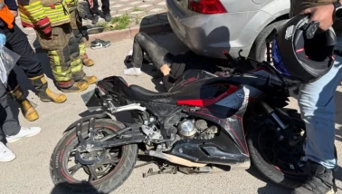 Akhisar’da korkunç kaza: U dönüşü yapan otomobil motosikletliyi altına aldı!