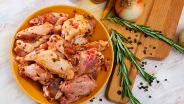 Sriracha ve tütsülenmiş paprikalı acı tavuk marinesi